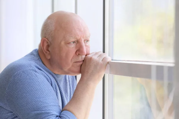 Депрессивный Пожилой Человек Возле Окна Помещении — стоковое фото