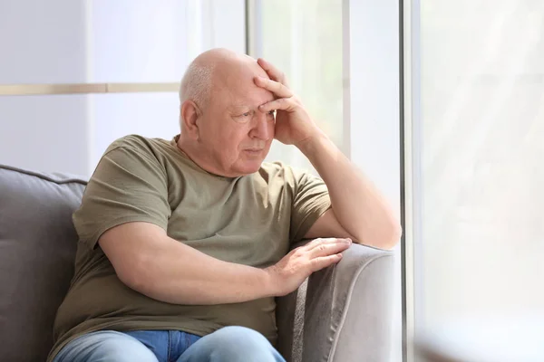 Uomo Anziano Depresso Seduto Poltrona Chiuso — Foto Stock