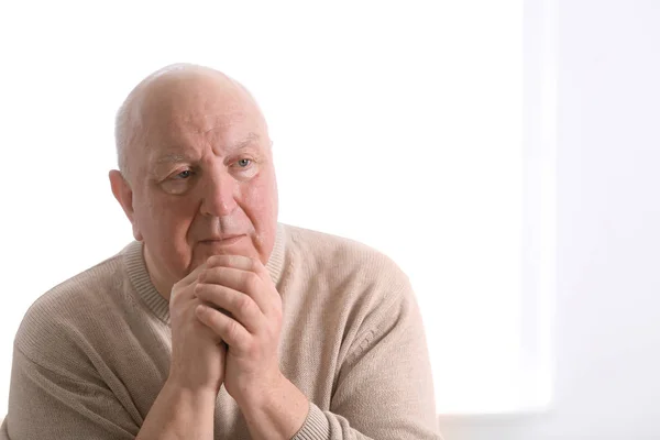 屋内でのうつ病の状態で年配の男性 — ストック写真