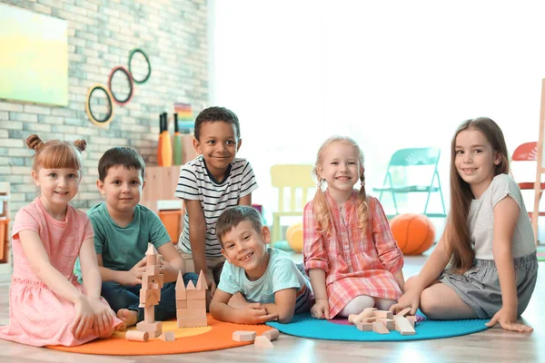 Niedliche Kleine Kinder Spielen Mit Holzklötzen Drinnen — Stockfoto