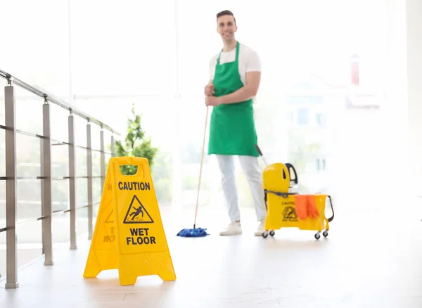 Tanda Keamanan Dengan Frase Caution Wet Floor Dan Pemuda Latar — Stok Foto