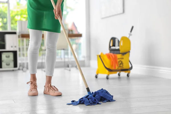 Young Woman Mop Cleaning Floor Office — Stock Photo, Image
