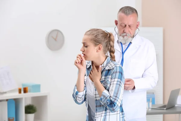 Médico Examinando Tosse Jovem Clínica — Fotografia de Stock