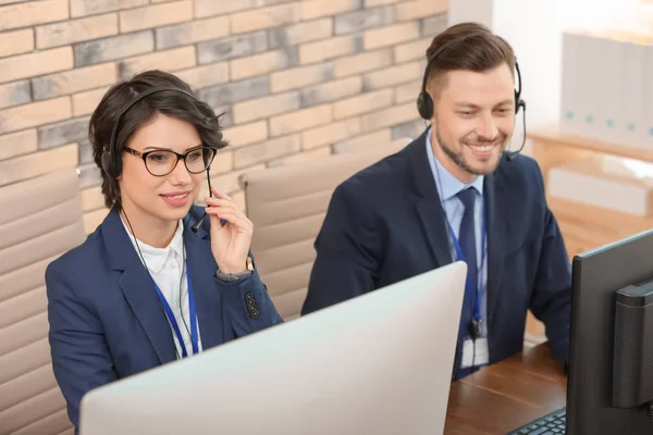 Operadores Soporte Técnico Con Auriculares Lugar Trabajo — Foto de Stock