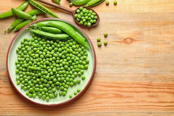 Ahşap zemin üzerine yeşil bezelye ile düz yatıyordu kompozisyon