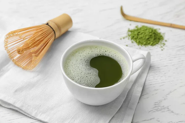 Tasse Frischen Matcha Tee Und Chasen Auf Dem Tisch — Stockfoto