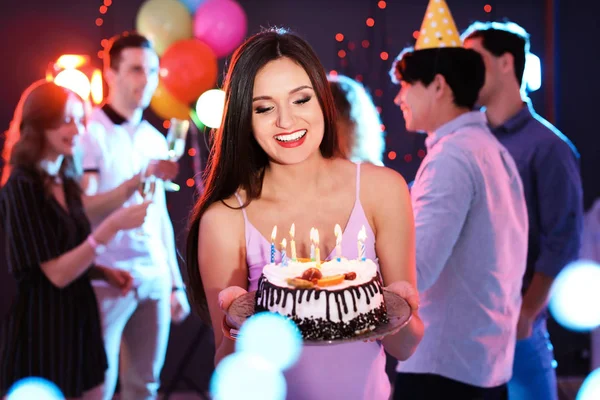 Doğum günü pastası parti gece kulübünde olan kadın