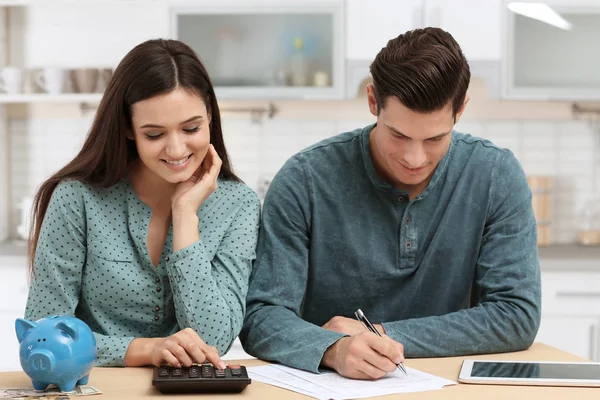 Casal Jovem Discutindo Plano Pensão Casa Imagens Royalty-Free