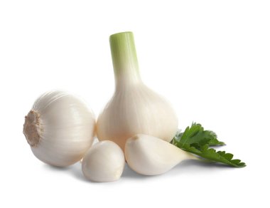 Olgun taze sarımsak ve beyaz zemin üzerine maydanoz