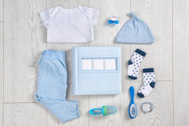 Düz kompozisyon şık çocuk ile giysi ve aksesuarları ahşap zemin üzerinde yatıyordu