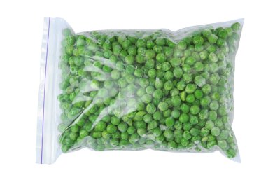 Beyaz arka planda, üstten görünüm dondurulmuş bezelye plastik torba. Sebze koruma