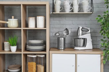 Farklı mutfak aletleri ve modern mutfak yemekleri