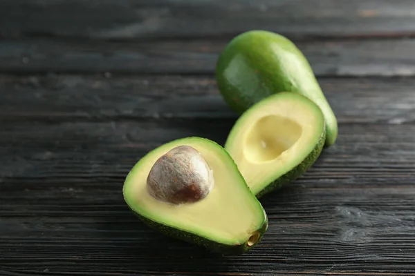 Gustosi Avocado Verdi Maturi Sfondo Legno — Foto Stock