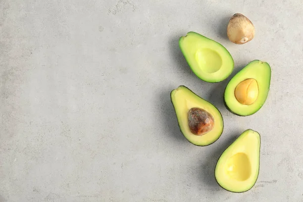 Plat Lag Samenstelling Met Gesneden Avocado Lichte Achtergrond — Stockfoto