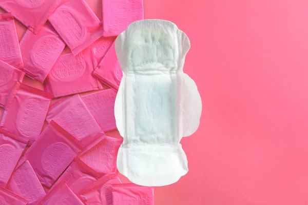 Composición Plana Con Almohadillas Menstruales Sobre Fondo Color Atención Ginecológica — Foto de Stock