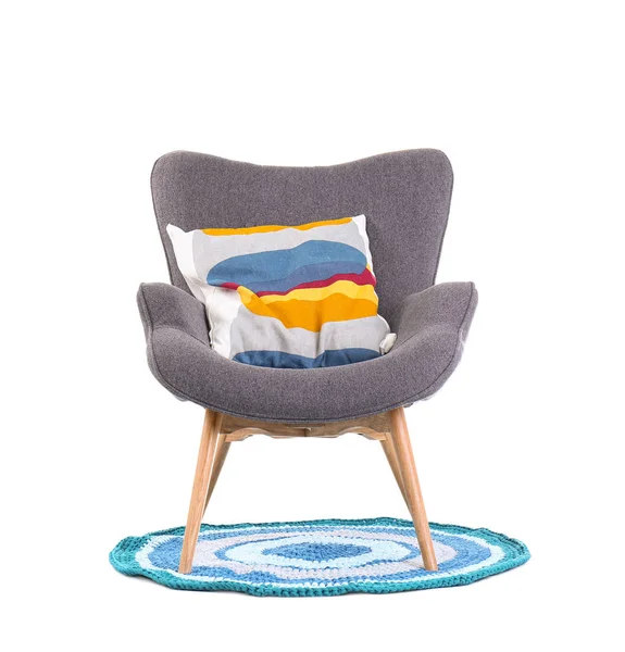 Rahat koltuk yastık üzerinde beyaz arka plan ile. İç öğesi