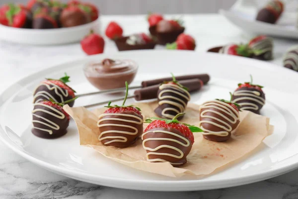 Çikolata kaplı çilek masada, closeup ile plaka