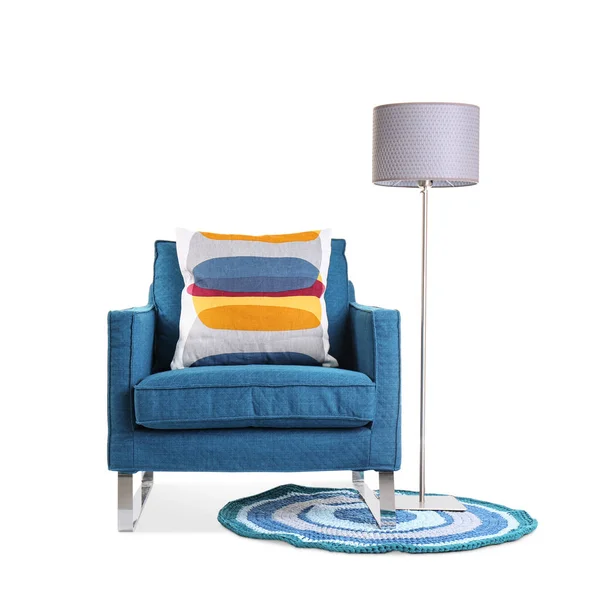 Comfortabele Fauteuil Met Kussen Lamp Witte Achtergrond Interieur Element — Stockfoto