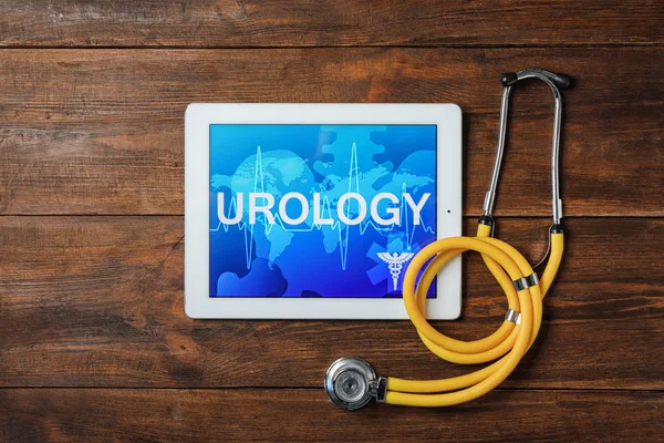 Composition Plate Avec Tablette Stéthoscope Sur Fond Bois Concept Urologie — Photo