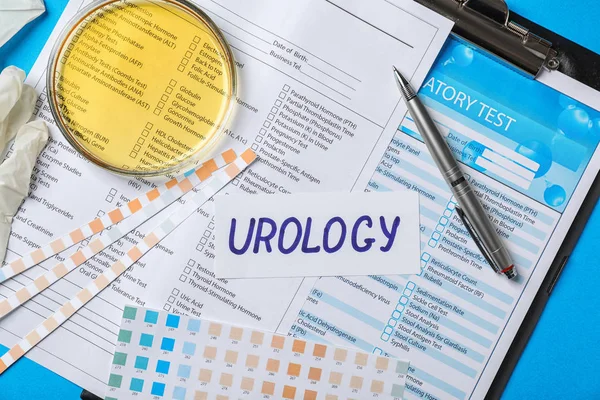Tasainen Lay Koostumus Sanalla Urologia Testilomakkeet Väritaustalla — kuvapankkivalokuva