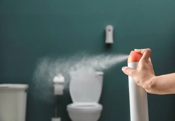 Γυναίκα Ψεκασμό Αέρα Freshener Στο Μπάνιο — Φωτογραφία Αρχείου