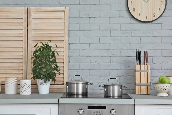 Moderne Kjøkkeninteriør Med Nye Møbler Forskjellige Redskaper – stockfoto