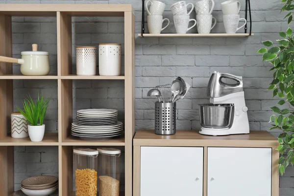 Farklı mutfak aletleri ve modern mutfak yemekleri