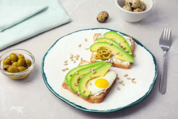 Skarpa Skålar Med Avokado Och Vaktel Ägg Tallrik — Stockfoto