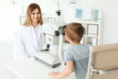 Küçük çocuk kliniğinde inceleyerek göz doktoru