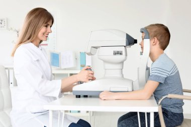 Küçük çocuk kliniğinde inceleyerek göz doktoru