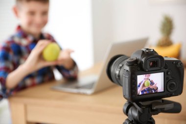Apple fotoğraf makinesi ekranında, closeup ile şirin küçük blogger