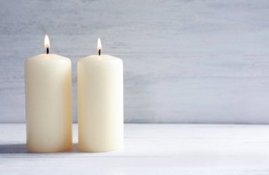 Açık renkli karşı masada güzel yanan mum