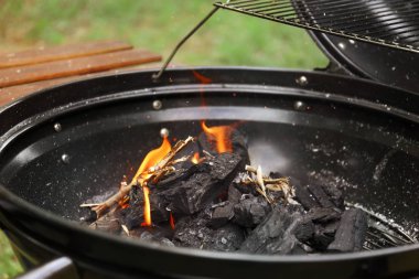 Yeni modern Barbekü ızgara açık havada, portre. Yaz pikniği