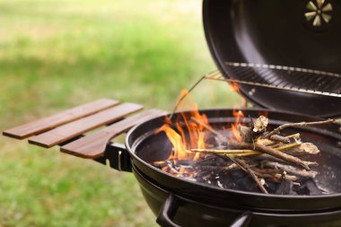 Yangın alevleri açık havada modern Barbekü ızgara