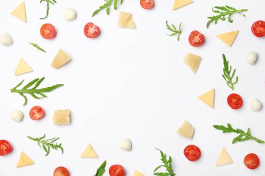 Beyaz arka plan üzerinde pizza için malzemeler ile düz yatıyordu kompozisyon