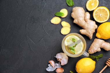 Fincan sıcak çay ve diğer soğuk ilaçlar tablo, üstten görünüm