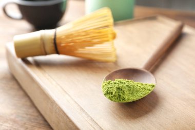 Ahşap masa, tatlı toz matcha çay kaşığı