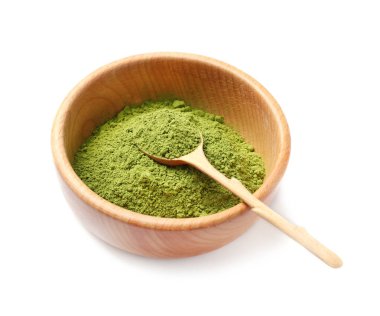 Beyaz arka plan üzerinde toz matcha çay ile ahşap kase
