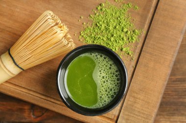Chawan taze matcha çay ve chasen ahşap tahta üzerinde ana sayfa görünümü