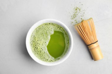 Chawan taze matcha çay ve gri arka plan üzerinde chasen ile ana sayfa görünümü