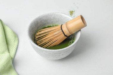 Chawan taze matcha çay ve chasen masada