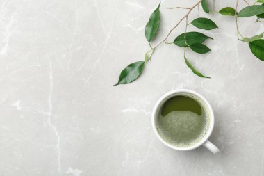 Matcha çay ve açık renkli yapraklarda düz yatıyordu kompozisyonu