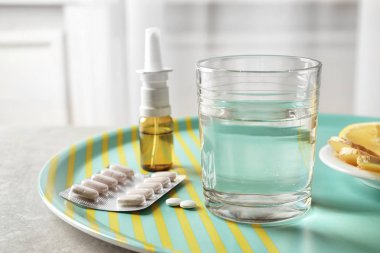 Cam su ve tepsi üzerinde farklı soğuk ilaçlar ile