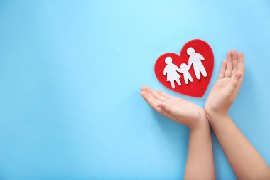 İnsanlar renk arka plan, üstten görünüm üzerinde silüeti kağıt ile kırmızı kalp korumak çocuk