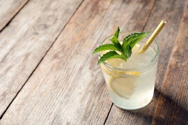 Ahşap masa cama nane ile doğal limonata