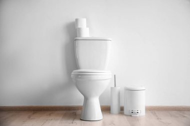 Modern banyoda yeni seramik klozet