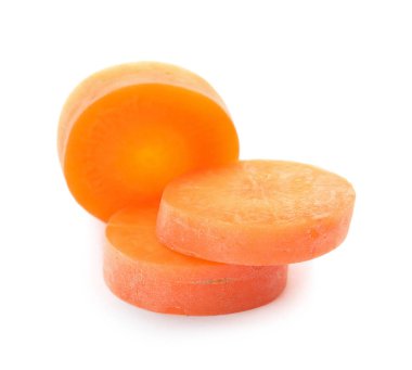 Beyaz arka plan üzerinde havuç dilimleri RIPE