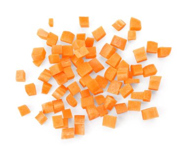 Beyaz arka plan üzerinde olgunlaşmış doğranmış havuç