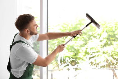 Erkek temiz pencere cam çekçek ile kapalı silerek
