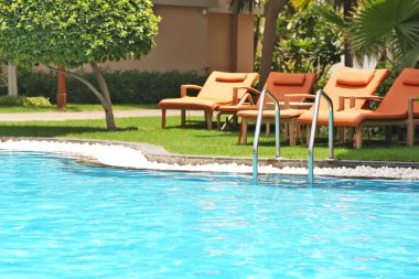 Modern yüzme havuzu Resort yakınındaki şezlong